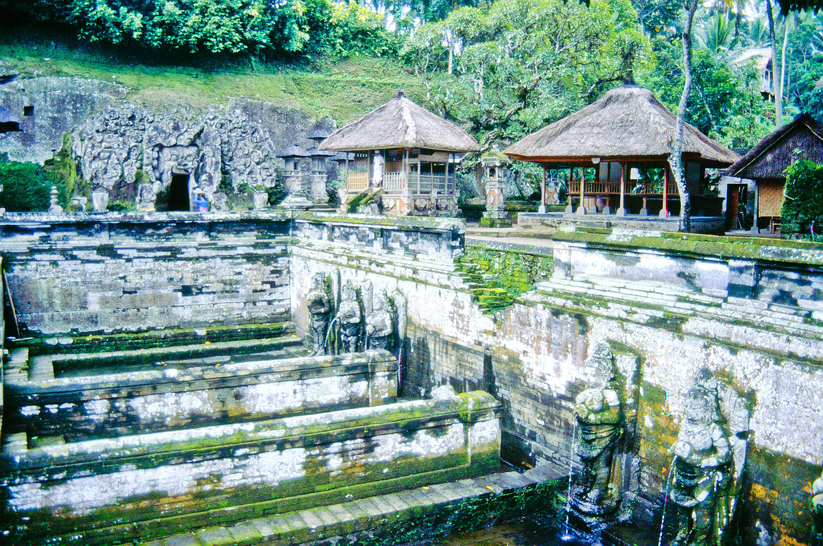 Goa Gala Tempel auf der Insel Bali in Indonesien. Bild vom Dia. Aufnahme: Mrz 1989.