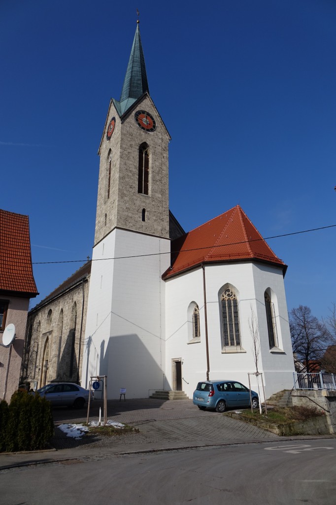 Gnningen, Ev. St. Peter und Paul Kirche, erbaut von 1842 bis 1844 nach Plnen von 
Johann Georg Rupp im neugotischen Stil aus Gnninger Tuffstein, Chor und unterer Teil des Kirchturms stammen noch von der lteren Kirche (19.02.2015)