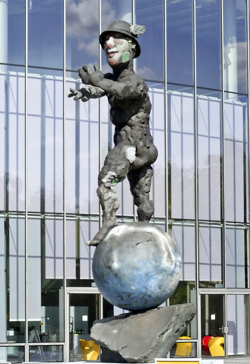 Gtterbote Mercurius , 10 m hohe und 5 to schwere Statue vor dem Posttower in Bonn - 01.09.2018