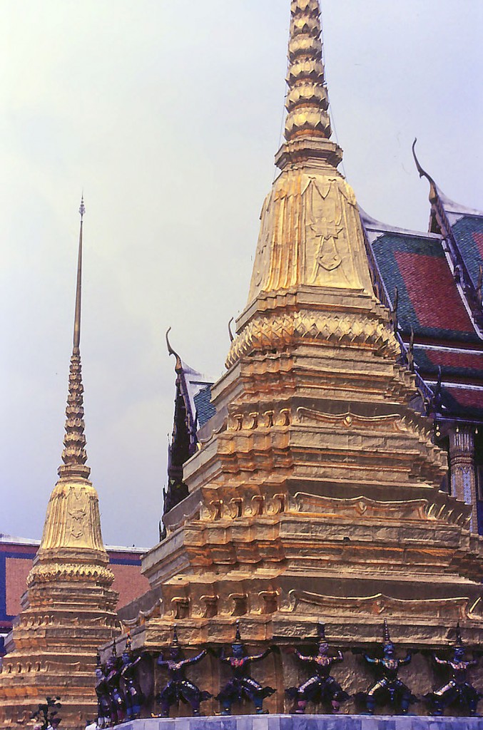 Goldene chedies in Wat Phra Kaeo in Bangkok. Ein Chedi ist Teil einer buddhistischen Tempelanlage in Thailand. Er entspricht dem Stupa in der Sakralarchitektur anderer buddhistischer Lnder. Aufnahme: Februar 1989 (Bild vom Dia).