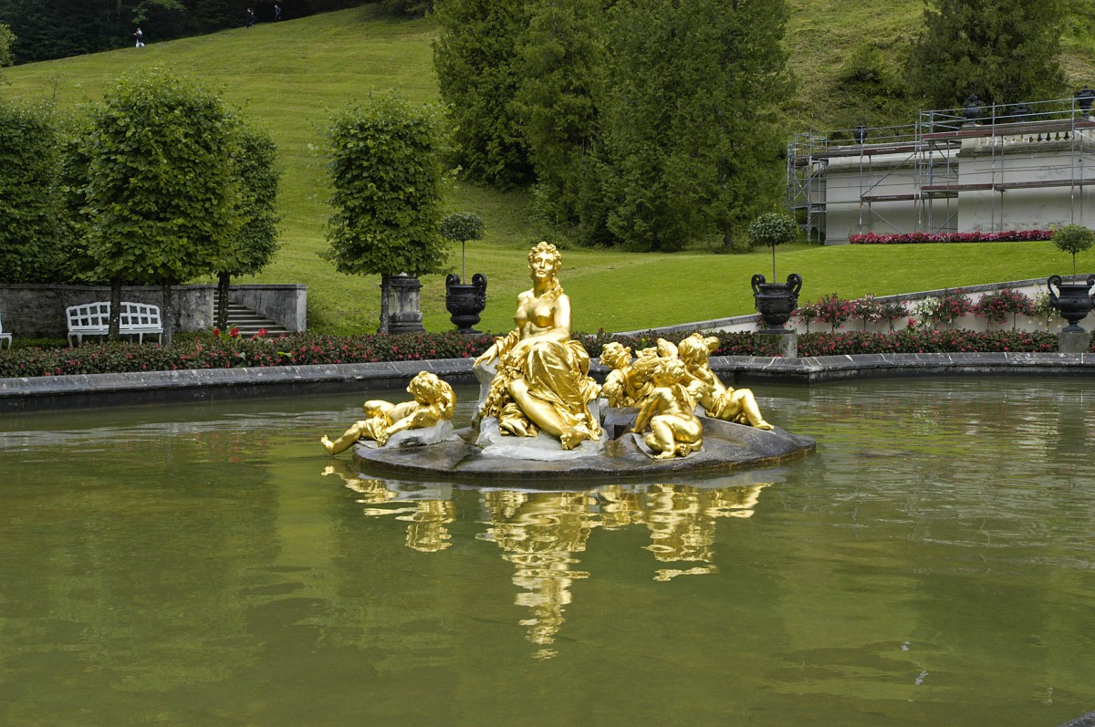Goldene Statue im Schlosee am Lindenhof. Aufnahme: August 2008.
