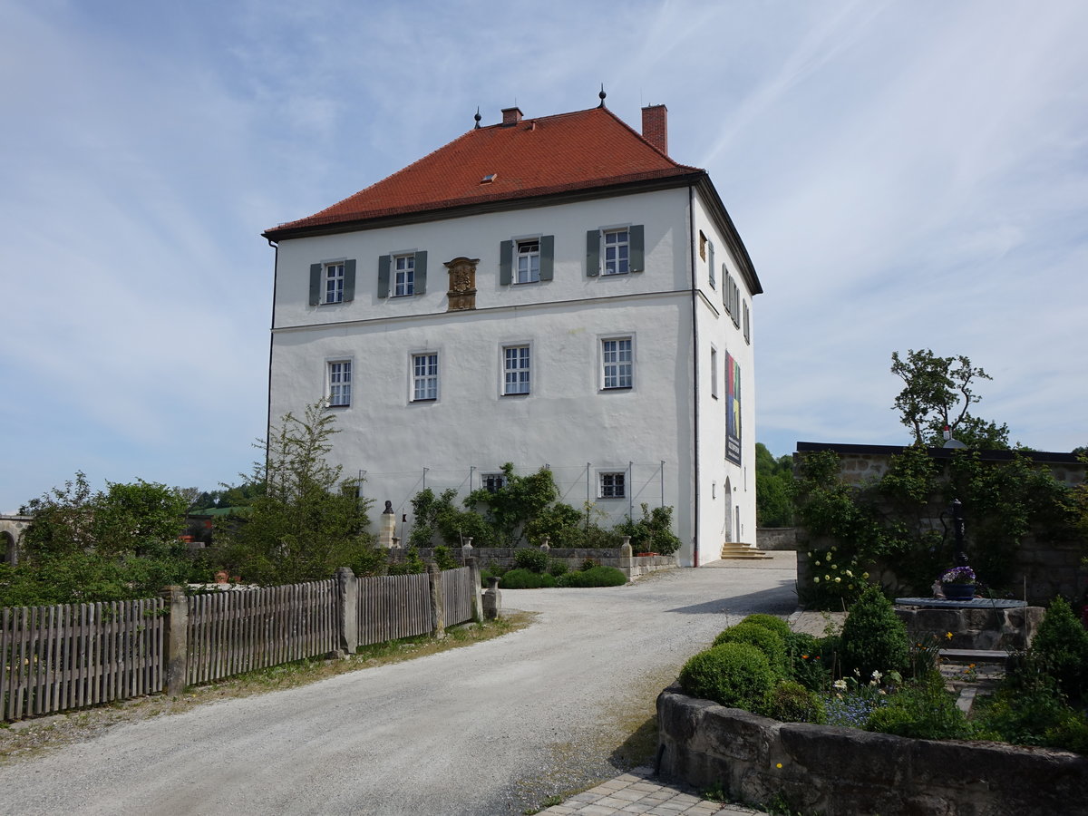 Goldkronach, ehem. Schloss, dreigeschossiger Bau mit Walmdach, nach Brand 1559 wiedererrichtet (21.05.2016)