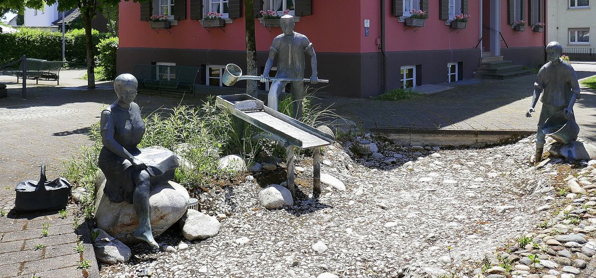 Goldscheuer, der Goldwscher-Brunnen, aufgestellt zur Erinnerung an die Bltezeit der Goldgewinnung 1817-1866 im Rhein, Mai 2020