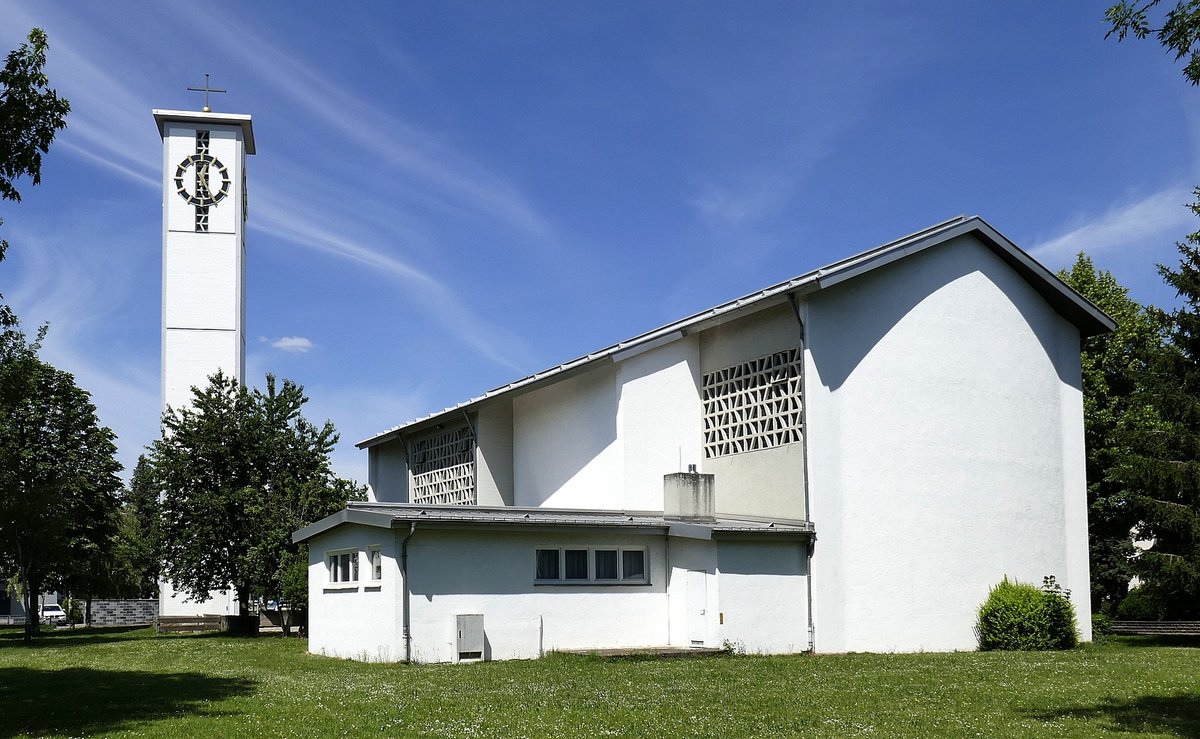 Goldscheuer, die katholische Pfarrkirche  Maria, Hilfe der Christen , erbaut 1961-65, Mai 2020