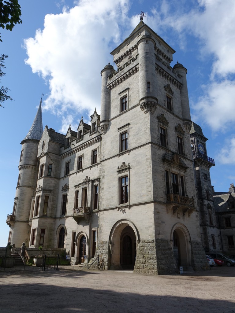 Golspie, Dunrobin Castle, erbaut Ende des 13. Jahrhundert, Turm um 1400, nach Brand 1915 Wiederaufbau bis 1919 durch Architekt Sir James Barrie, bis 1963 Wohnsitz der Herzge von Sutherland (06.07.2015)