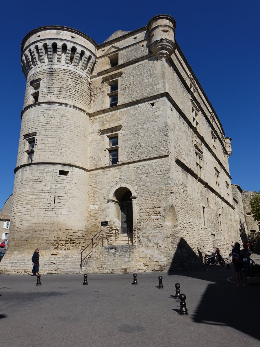 Gordes,  Chteau de Gordes, eine massiv befestigte Burg, ursprnglich aus dem 11. Jahrhundert (24.09.2017)