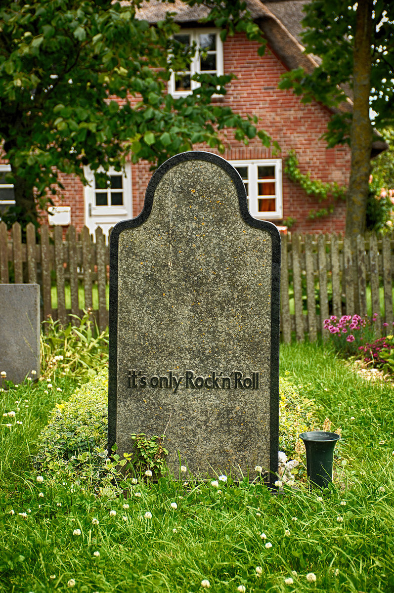 Grabstein auf dem Friedhof von Hallig Oland im nordfriesischen Wattenmeer. Aufnahme: 25. Juni 2017.