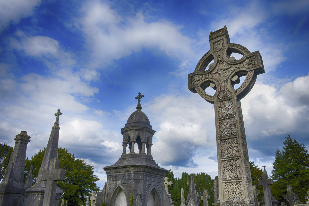 Grabsteine auf dem Glasnevin Cemetry in Dublin. Heute sind auf dem Glasnevin Friedhof weit mehr Menschen bestattet als in Dublin zu Hause sind. Der Friedhof wurde in den vergangenen Jahren fr rund 1,5 Millionen Menschen die letzte Ruhsttte. Viele von ihnen sind gewhnliche Dubliner, andere haben die Geschichte Irlands hingegen mageblich beeinflussen knnen. Aufnahme: 10. Mai 2018.