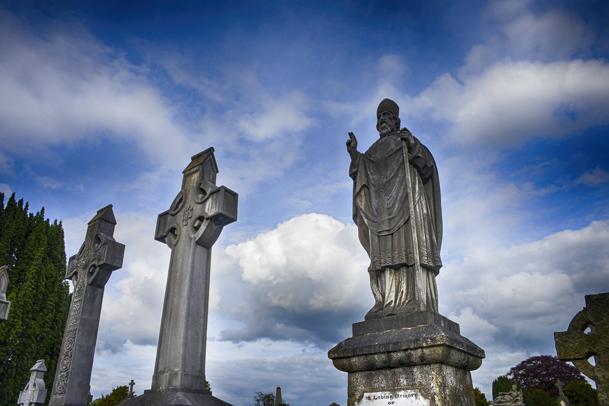 Grabsteine auf dem Glasnevin Cemetry in Dublin. Der Glasnevin Friedhof ist heute der historisch wichtigste und ebenso grte Friedhof in Irland. Er wurde im Jahr 1832 unter dem Namen Prespekt Cemetery gegrndet. Einst war er nicht mehr als ein kleiner Friedhof, doch fr die Katholiken in Irland entwickelte er sich zu einem Triumph. Es war Anfang des 19. Jahrhunderts als sich die katholische Mehrheit des Landes an den Rand der Gesellschaft gedrngt sah. Die daraus resultierende Rangordnung setzte sich bis in den Tod hinein fort. Katholiken war es zu dieser Zeit nicht erlaubt, Beerdigungen gem ihrem Glauben abzuhalten.
Aufnahme: 10. Mai 2018.