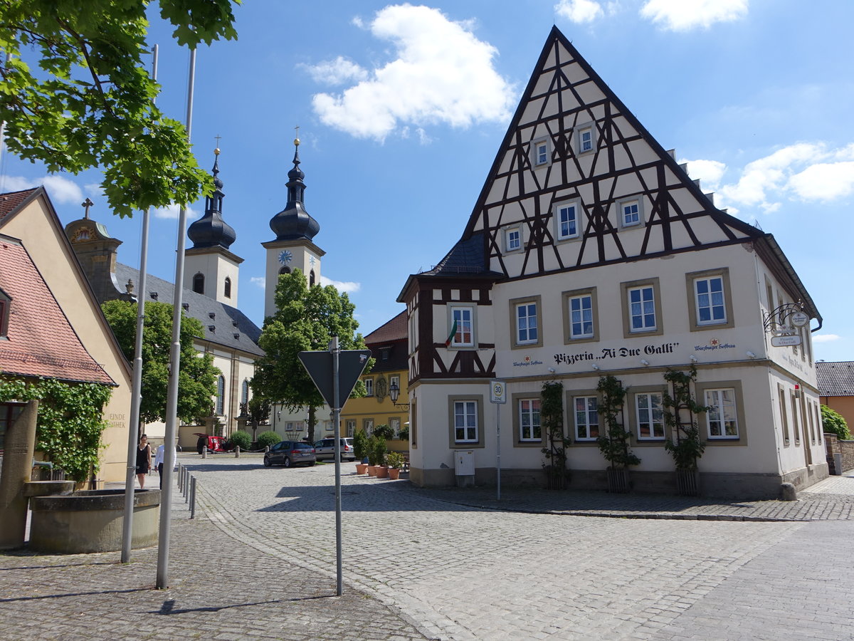 Grafenrheinfeld, ehem. Pflegerhaus, zweigeschossiger Satteldachbau mit Stufengiebel, Erker und polygonalem Treppenturm, teilweise Fachwerkobergeschoss, erbaut im 16. Jahrhundert (27.05.2017)