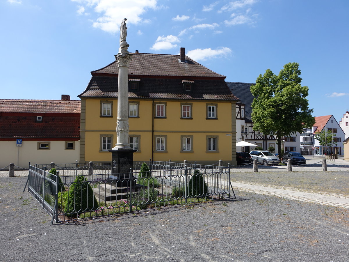 Grafenrheinfeld, Mariensule und ehem. Lehrerwohnhaus in der Schulgasse (27.05.2017)