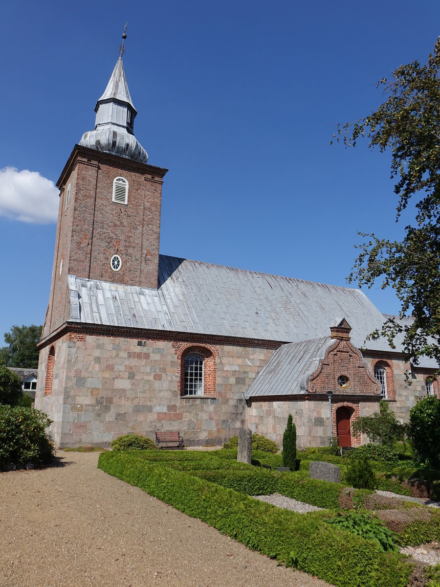 Granslev, mittelalterliche Ev. Kirche aus Granitquadern, Waffenhaus erbaut 1766 von Christian Morup (24.07.2019)