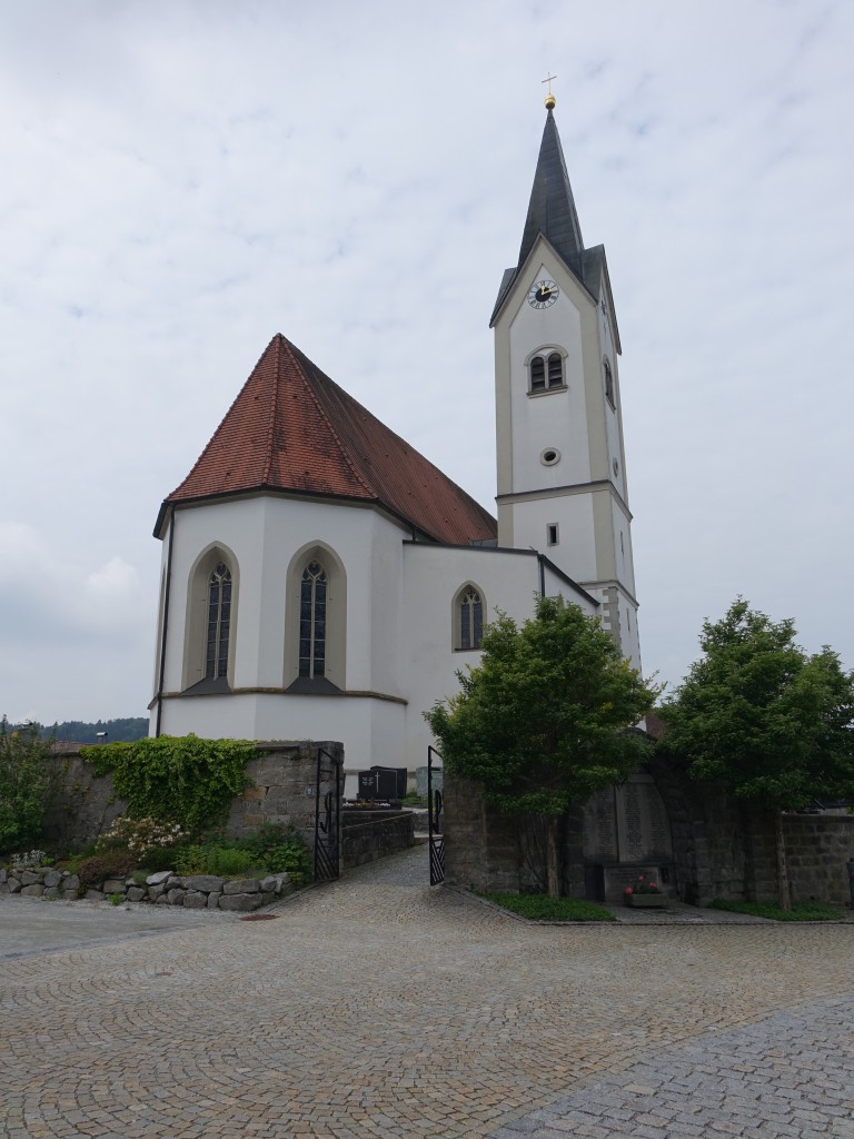 Grattersdorf, katholische Pfarrkirche St. gidius, sptgotischer Saalbau mit eingezogener Vierung und Nordturm, erbaut von 1536 bis 1539 von Veit von Puchberg 
(25.05.2015)