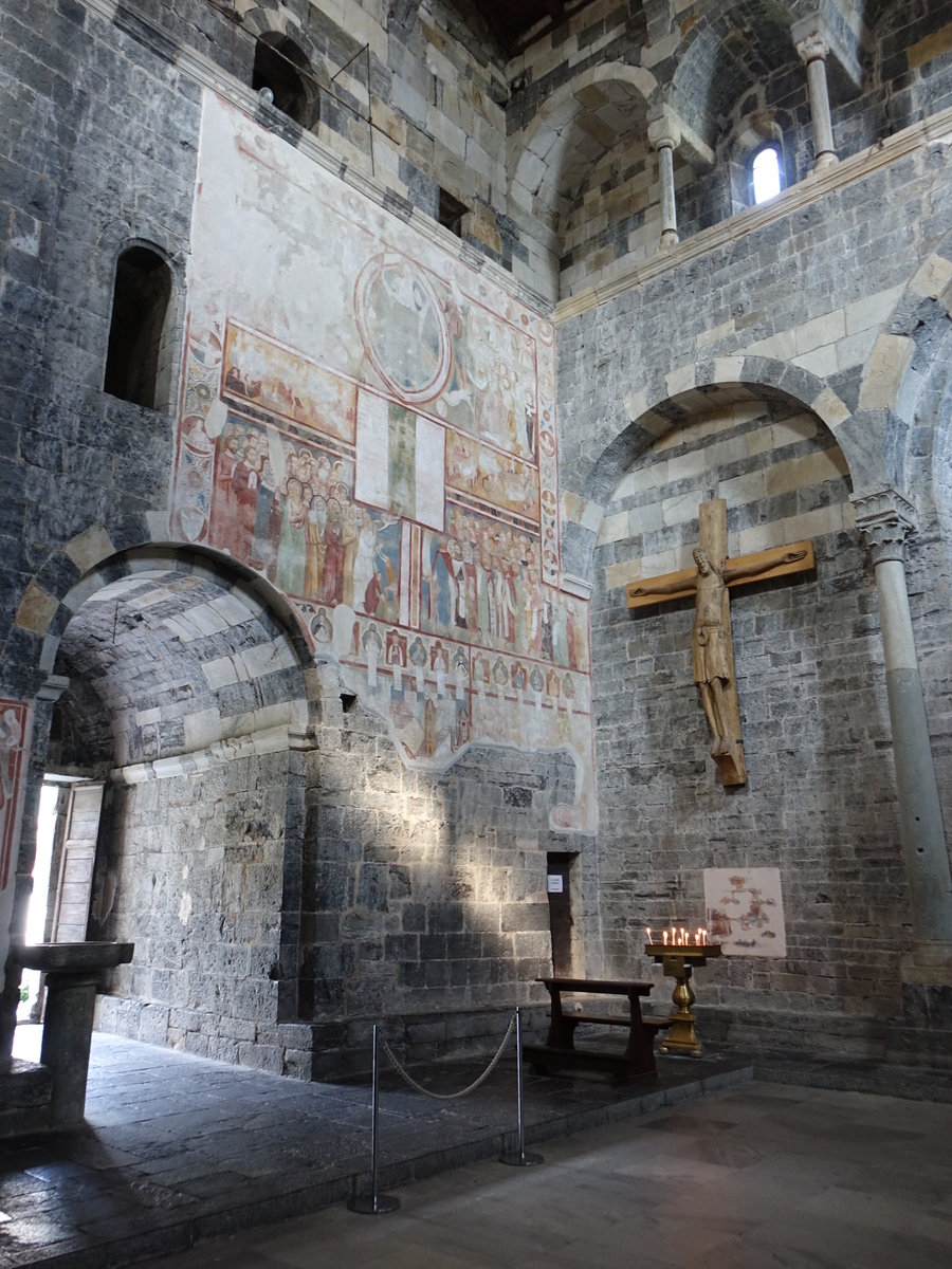 Gravedona, Fresken aus dem 15. Jahrhundert in der Kirche Santa Maria del Tiglio.  Die Nordwand beherbergt auch ein Meisterwerk der lombardischen Romanik: ein hlzernes  Kruzifix , das im 12. Jahrhundert geschnitzt wurde (21.09.2018)