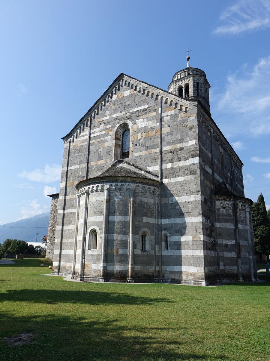 Gravedona, Kirche Santa Maria del Tiglio, erbaut im 12. Jahrhundert mit drei halbrunden Apsiden (21.09.2018)
