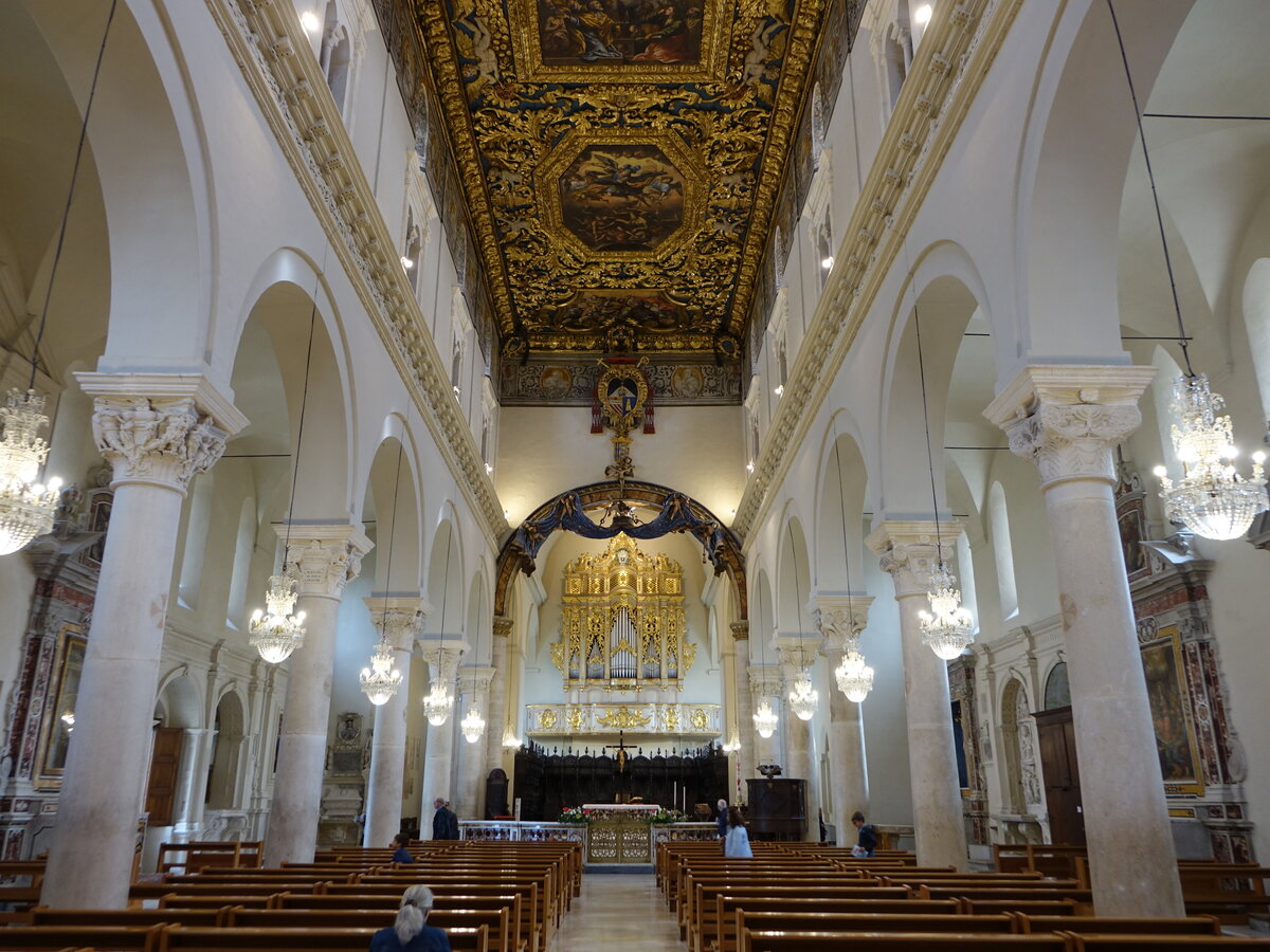 Gravina di Puglia, Innenraum der Kathedrale St. Maria Assunta, Flachdecke aus geschnitztem und vergoldetem Holz, Chorgesthl von 1561, Domorgel von 1907 (29.09.2022)