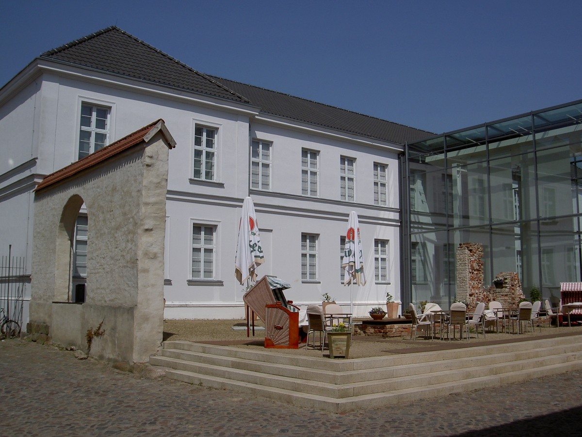 Greifswald, Pommersches Landesmuseum, erbaut von 1998 bis 2005 nach Plnen von Johann Gottfried Quistorp (22.05.2012)