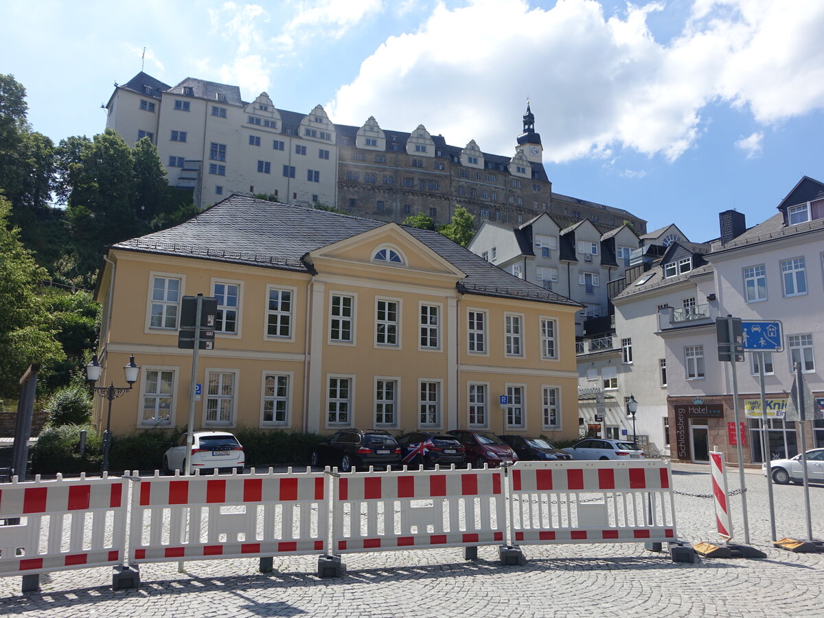 Greiz, Haus der Jugend am Westernhagen Platz und Ausblick auf das obere Schloss  (25.06.2023)