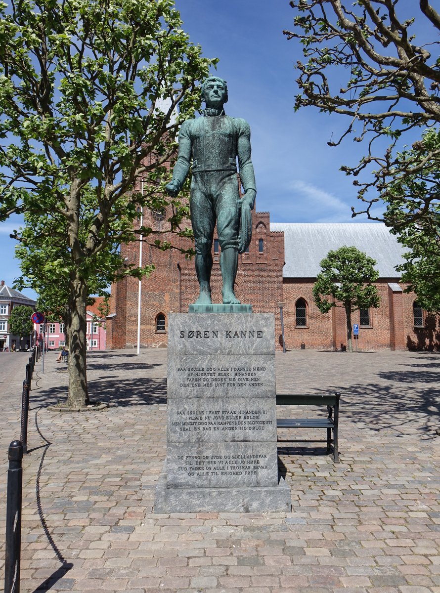 Grenaa, Statue fr Soren Kannes am Hauptplatz Torvet (07.06.2018)