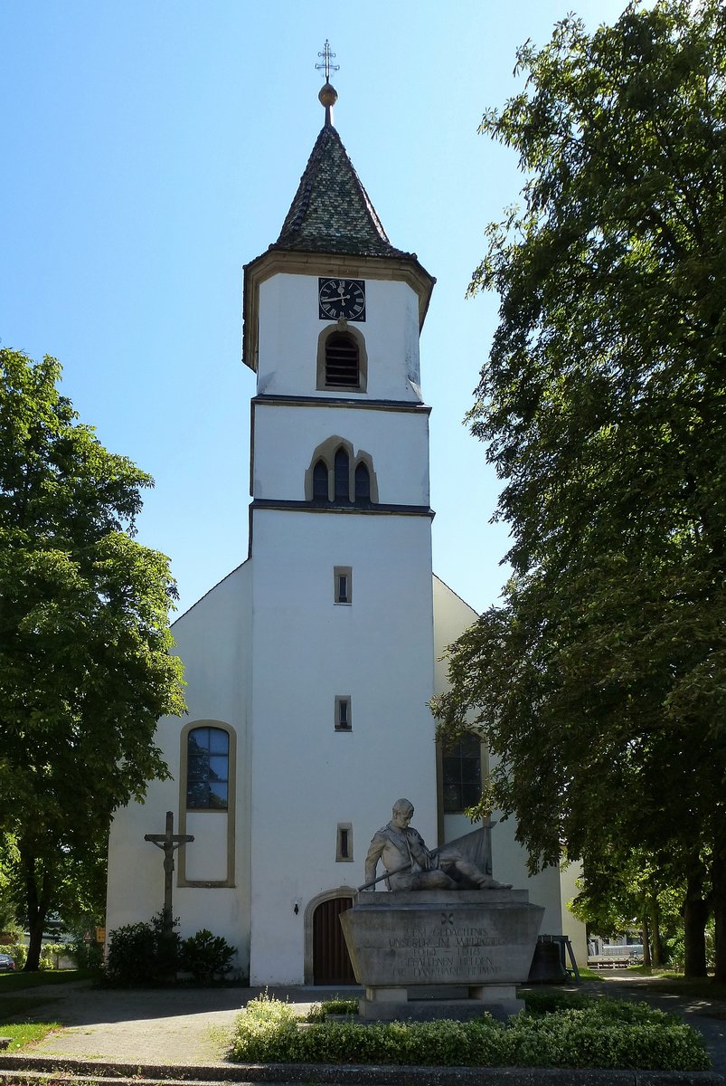 Griheim, die Kirche St.Michael, erbaut 1756, davor das Kriegerdenkmal, Sept.2017