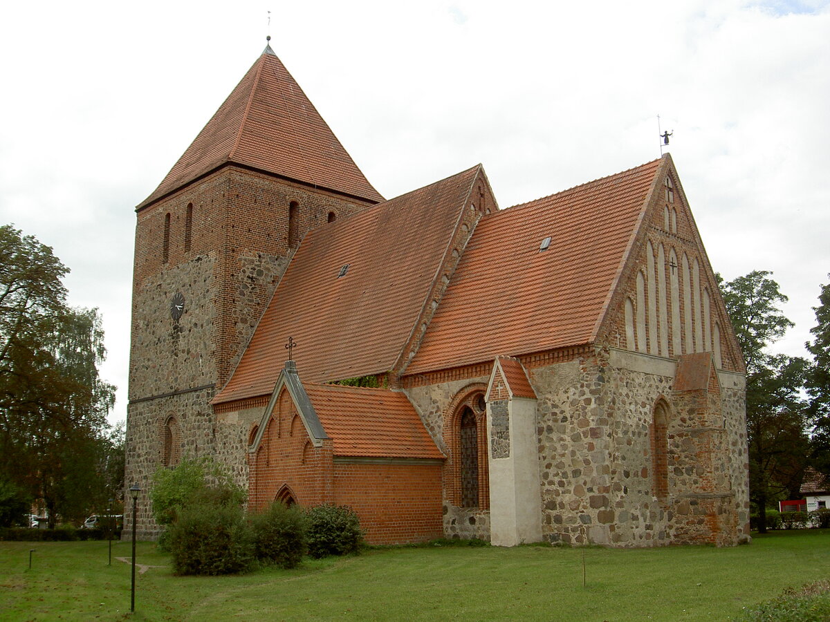 Gro-Gievitz, evangelische Dorfkirche, Feldsteinkirche aus dem 13. Jahrhundert (17.09.2012)