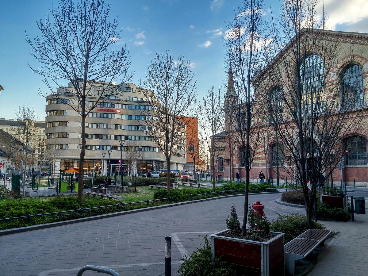 Groe Markthalle und ein modernes Hotel im IX Bezirk (Ferencvros/Franzstadt) von Budapest. Fotodatum: Mrz 2019.