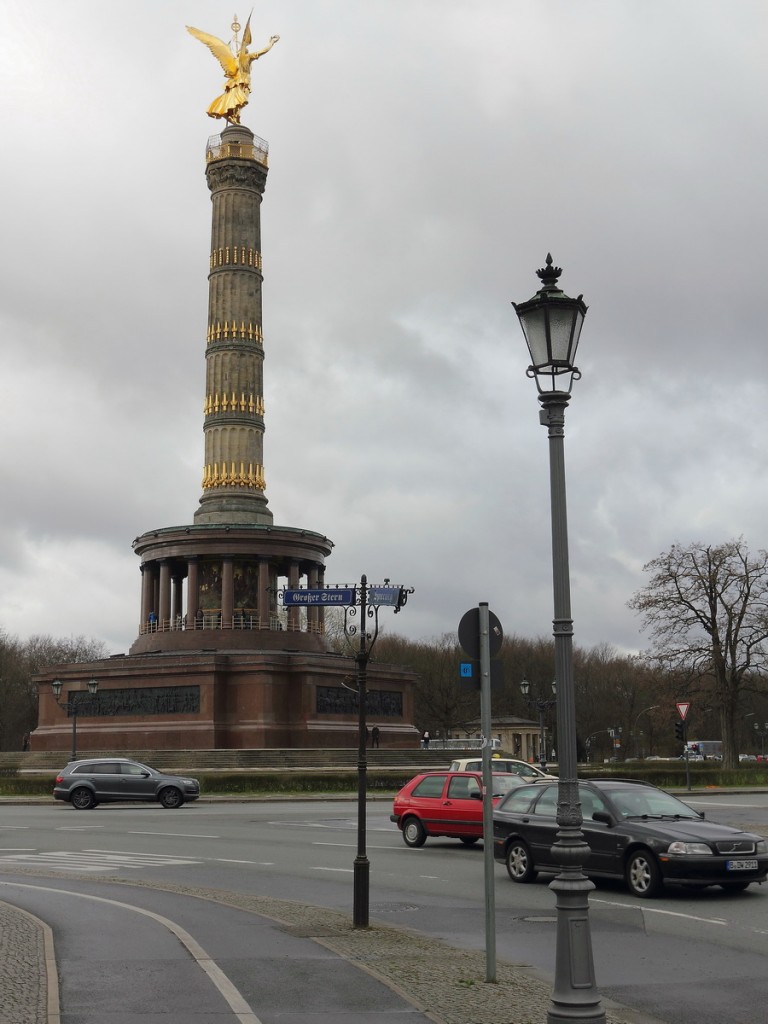 Groer Stern mit Siegessule am 01. April 2015, in der Nhe befindet sich das Bismarck-Nationaldenkmal sowie ein Denkmal fr Moltke.