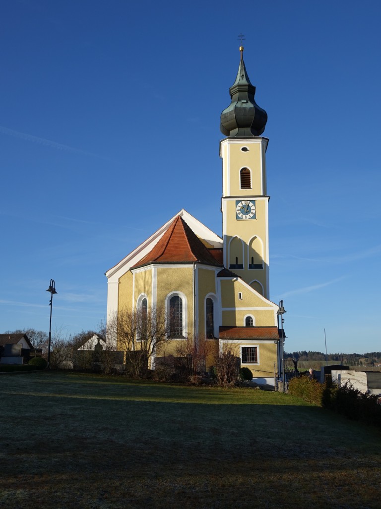 Grogundertshausen, Pfarrkirche Hl. Kreuz, Turm sptgotisch und barock, Chor 1755, Langhaus 1893 (26.12.2015)