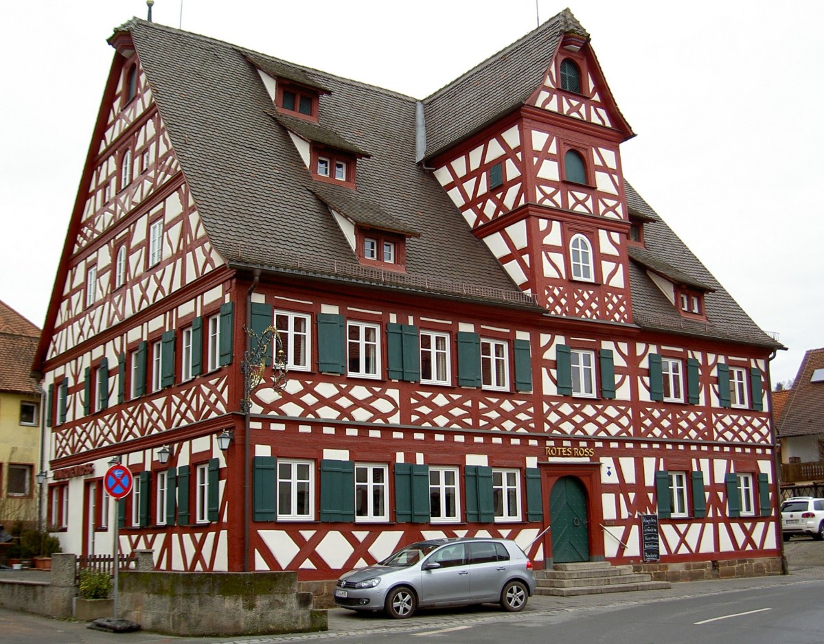 Grohabersdorf, Gasthaus zum roten Ro, reiches Sichtfachwerk, ehem. Frstenherberge, erbaut 1697 (09.02.2014)