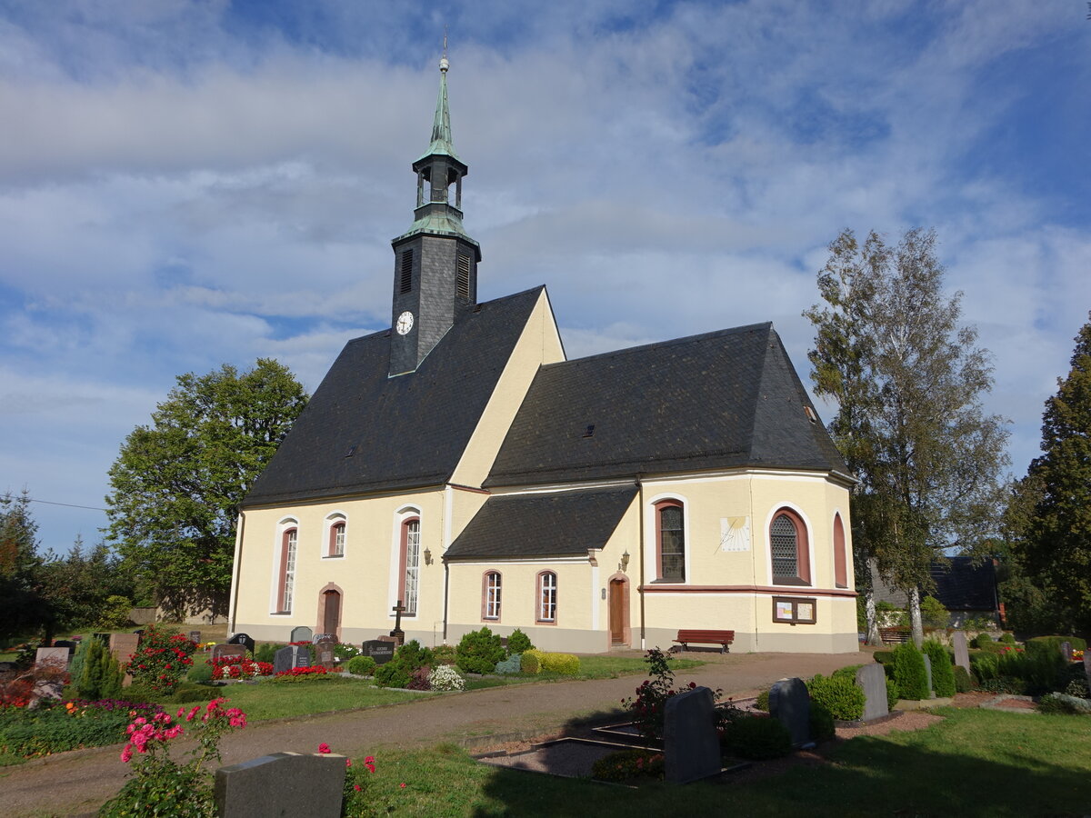 Gromilkau, evangelische St. Martin Kirche, im Kern sptromanische Saalkirche mit Dachreiter, erbaut 1619 (19.09.2023)