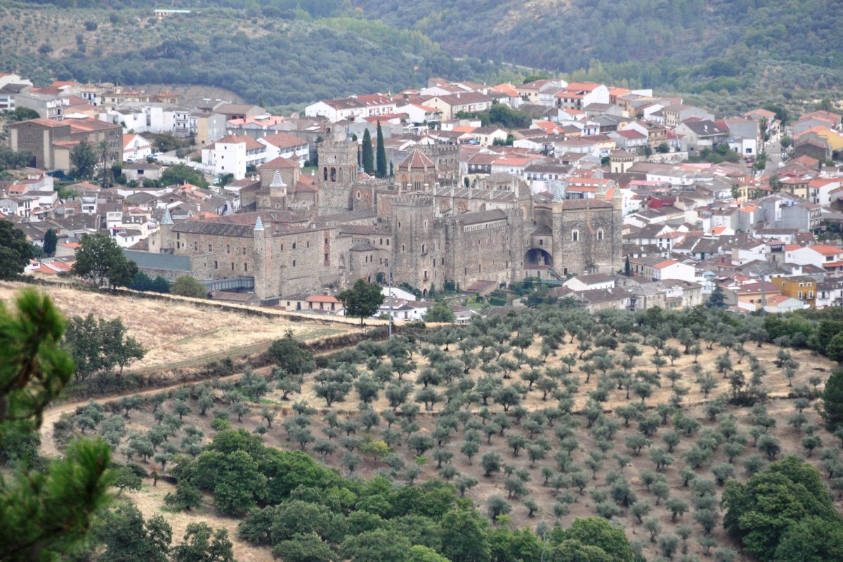 GUADALUPE (Provincia de Cceres), 05.10.2015, Blick auf den Ort und die in das UNESCO-Weltkulturerbe aufgenommene Wallfahrtskirche
