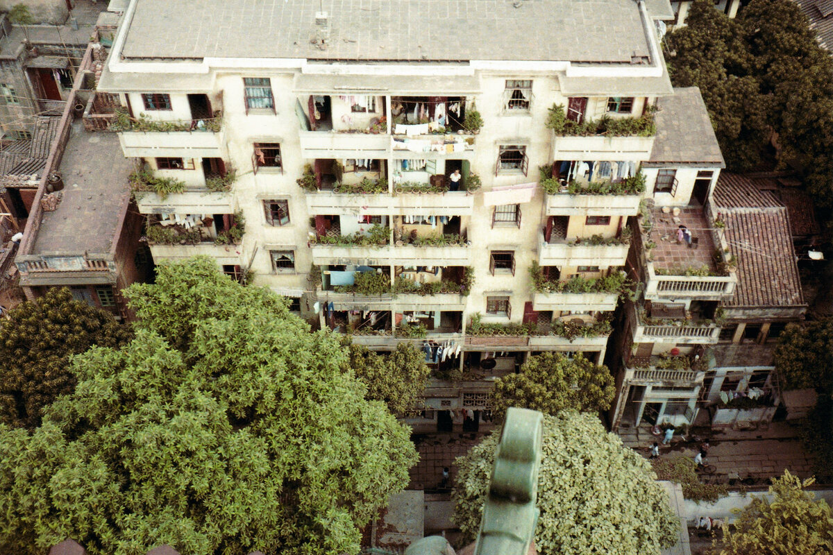 Guangzhou (Kanton), Wohnhuser von der Blumen-Pagode aus gesehen. Fotografiert am 10. November 1984