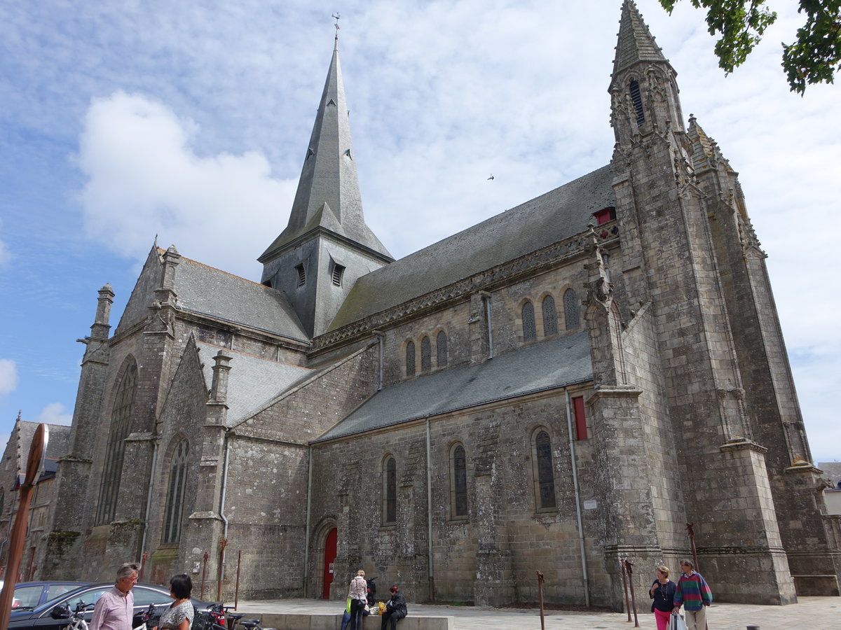 Guerande, Kirche St. Aubin, erbaut im 12. Jahrhundert, Querschiff 13. Jahrhundert, sptgotisches Doppelportal (11.07.2017)