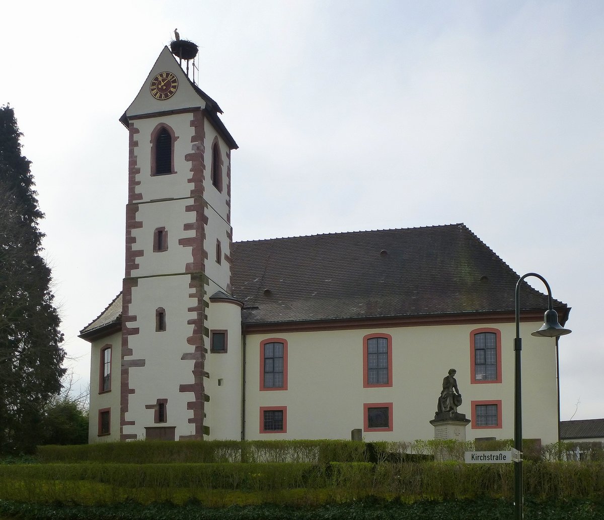 Gundelfingen, die evangelische Kirche in der heutigen Form stammt von 1765, der denkmalgeschtzte Turm aus der Zeit um 1340, Mrz 2016