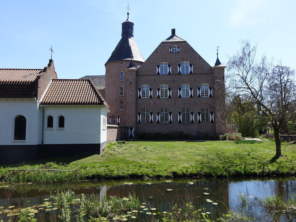 Haelen, Kasteel Aldengoor mit rundem Backsteinturm aus dem 15. Jahrhundert, Wohnflgel erbaut im 18. Jahrhundert (05.05.2016)