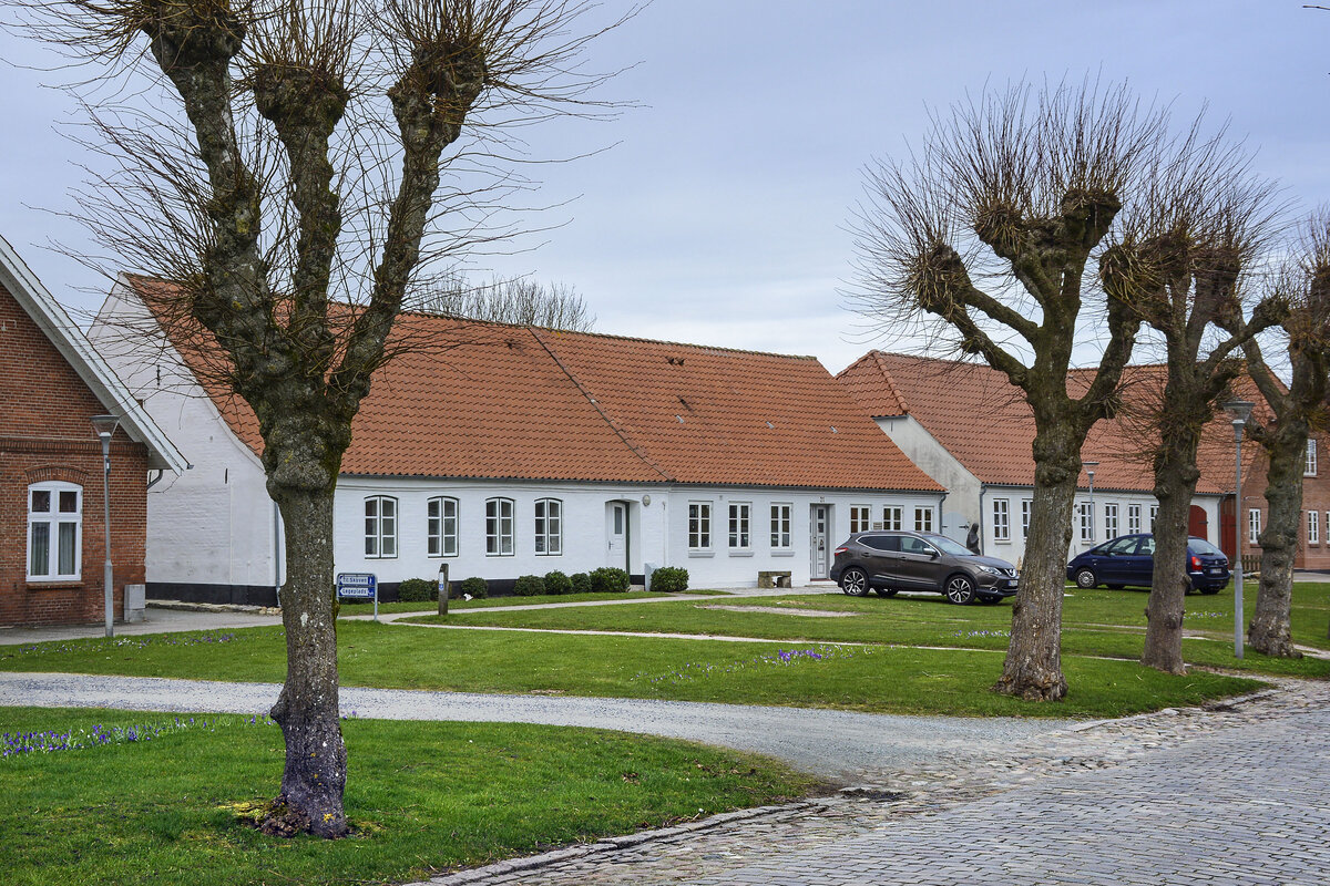 Huser am ehemaligen Marktplatz in Lgumkloster (dnisch Lgumkloster) in Nordschleswig/Snderjylland. Aufnahme: 18. Mrz 2024.
