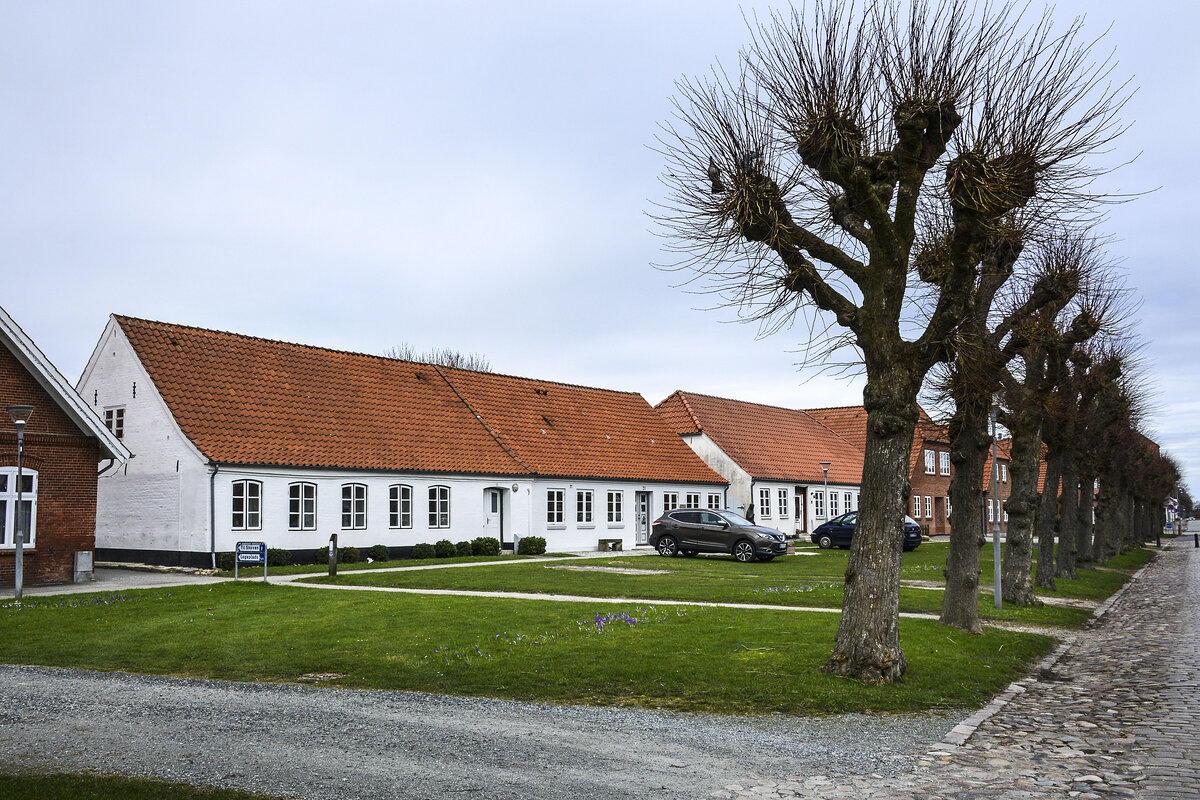 Huser an der Vestergade in Lgumkloster (dnisch Lgumkloster) in Nordschleswig/Snderjylland. Aufnahme: 18. Mrz 2024.