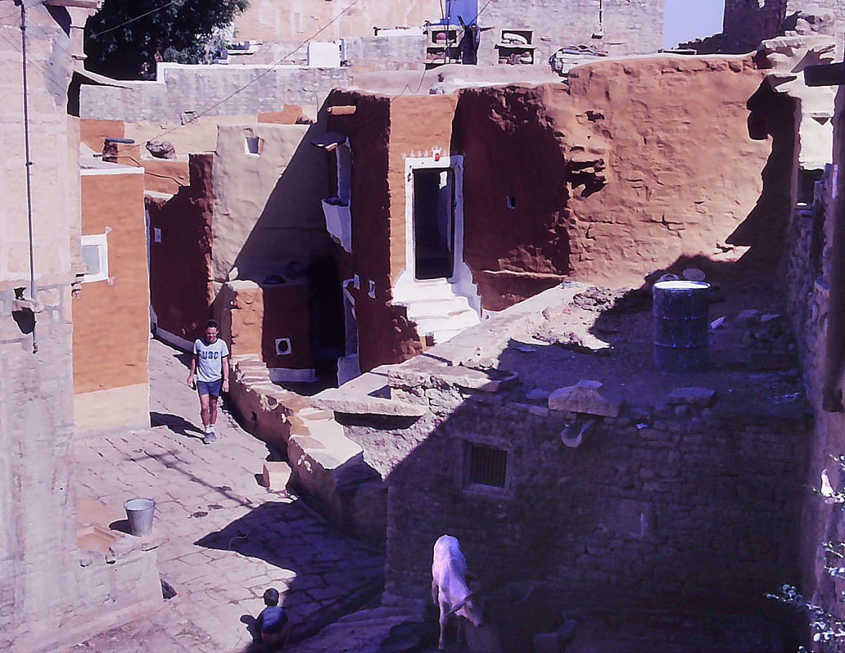 Huser aus Lehm und Ton im mittelalterlichen Stadtkern von Jaisalmer in Rajasthan. Aufnahme: November 1988 (Bild vom Dia).