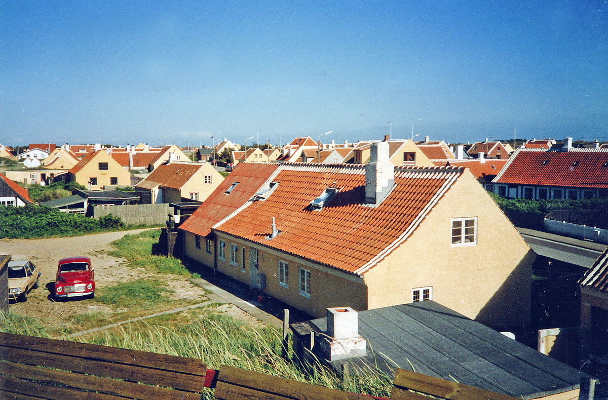 Huser in der dnischen Stadt Skagen sind traditionell ocker verputzt, das rote Ziegeldach wird von auen wei verfugt. Bild vom Negativ. Aufnahme: Mai 1990.