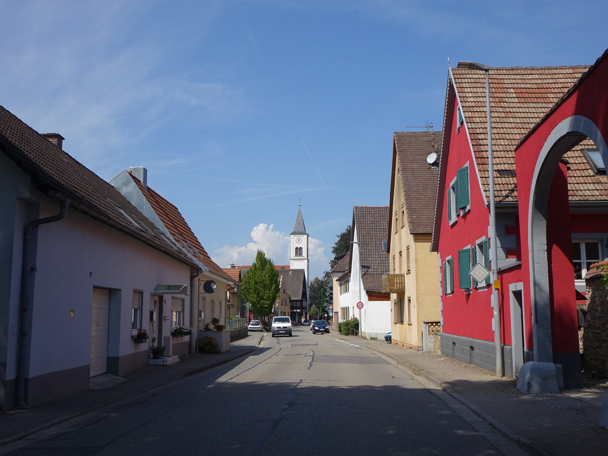 Huser und die Ev. Kirche in Mengen bei Schallstadt (15.08.2016)