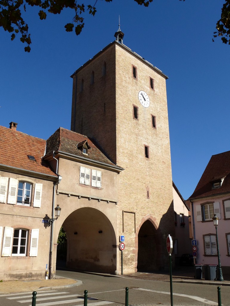 Hagenau, der Ritterturm, stadtauswrts gesehen, gehrt zur 1300 errichteten Stadtmauer, Sept.2015
