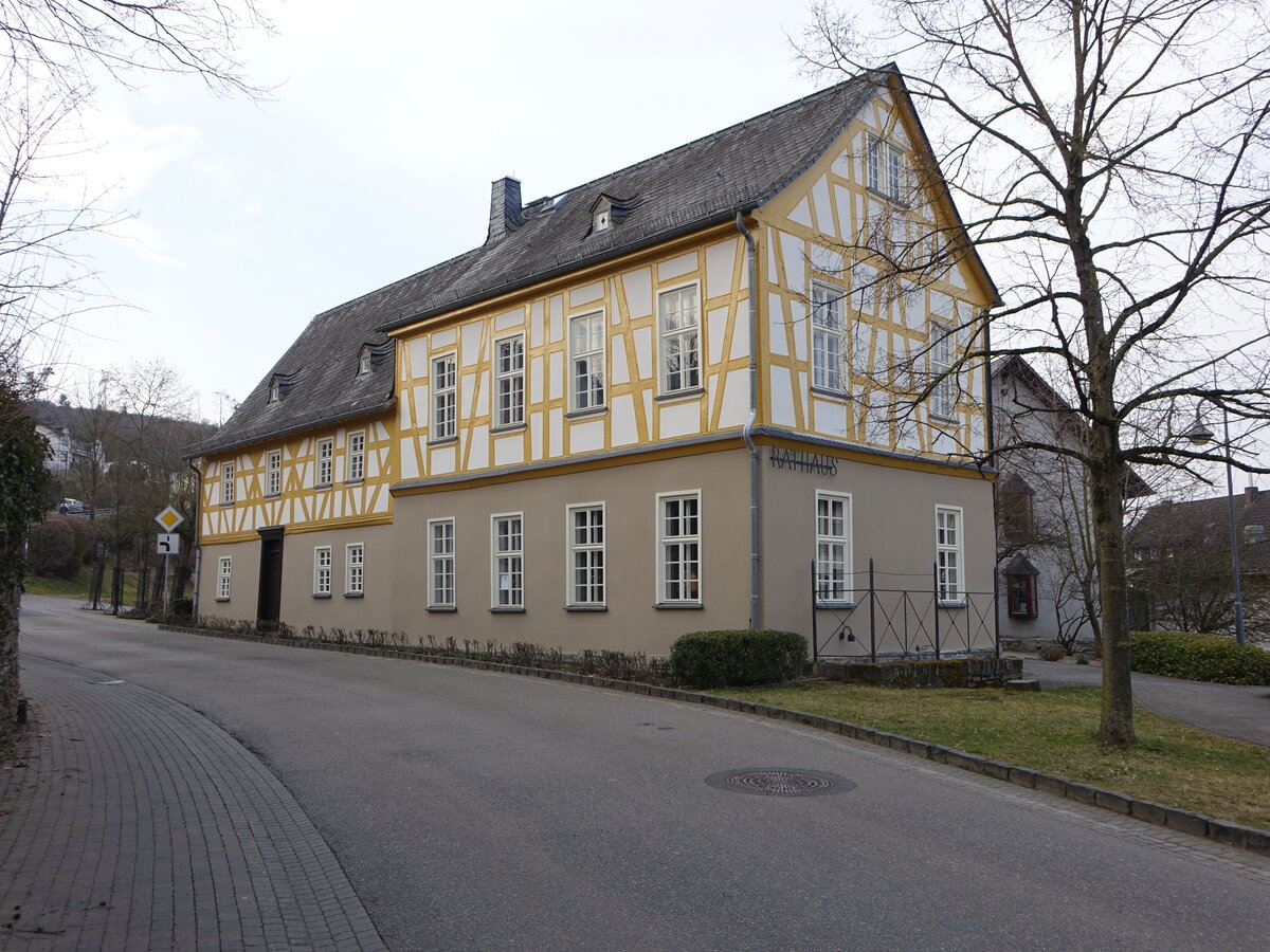Hahnsttten, Rathaus in der Kirchgasse, ehemalige Schule und Lehrerwohnhaus, erbaut im 18. Jahrhundert (20.03.2022)