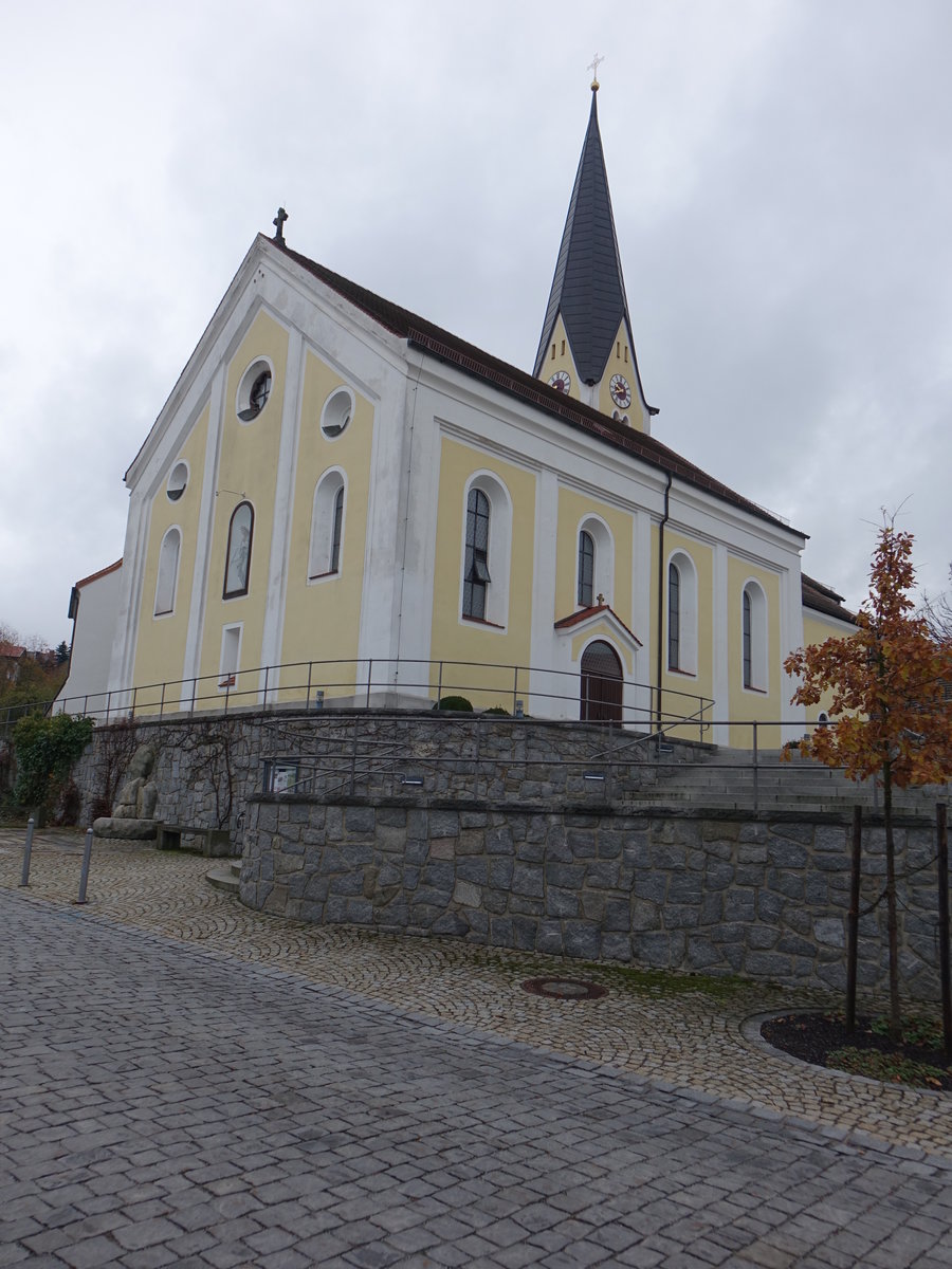Haibach,  Pfarrkirche St. Laurentius hat einen gotischen Turm und Chorunterbau, Langhaus von 1871 (06.11.2017)