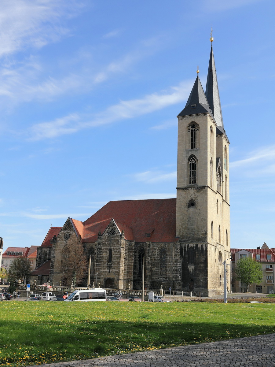Halberstadt  - die im 13. bis 14. Jahrhundert erbaute Brgerkirche (Stadtkirche) St. Martinikirche am Martiniplan , gesehen von der Haltestelle Hoher Weg am 22. April 2016