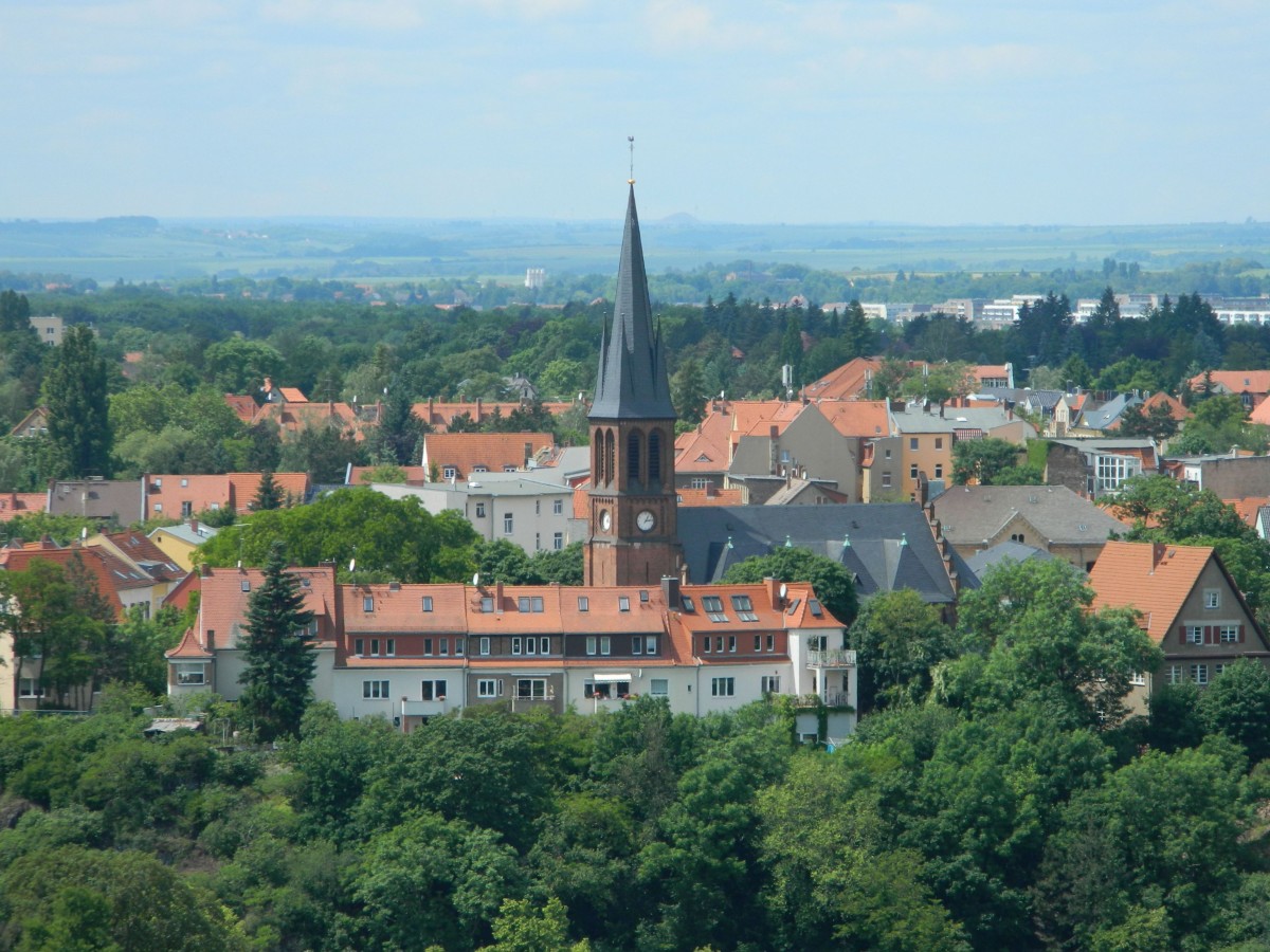 Halle/Saale: Petruskirche Krllwitz - Blick vom Aussichtsturm im Bergzoo Halle/S. am 30.05.2014 