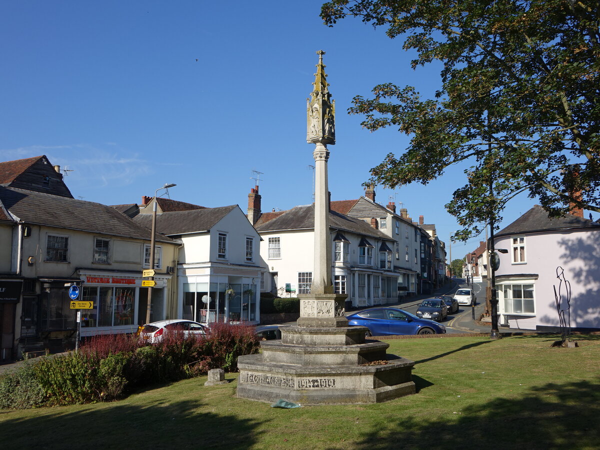 Halstead, Denkmal vor der St. Andrew Kirche am Market Hill (07.09.2023)