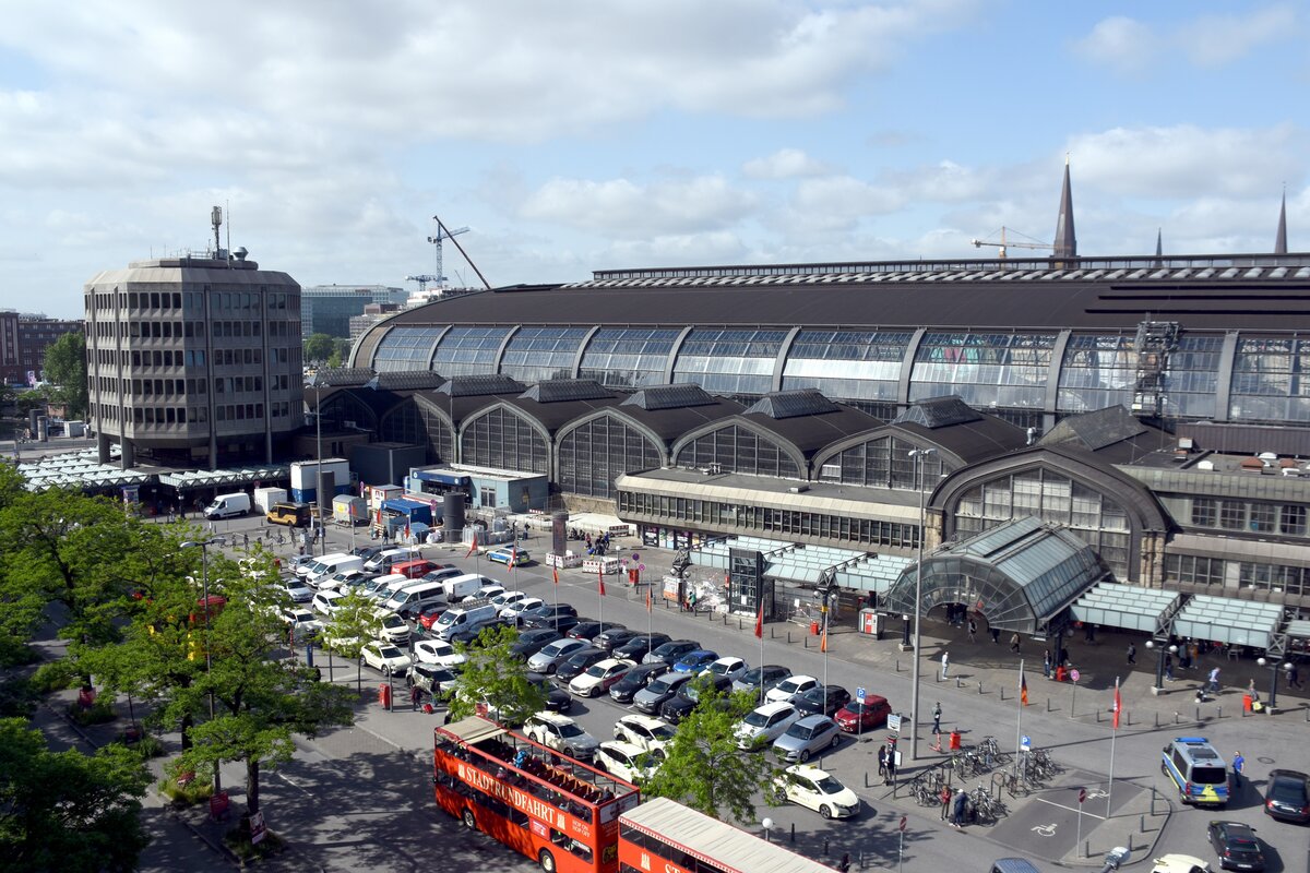 HAMBURG, 25.05.2023, Blick aus dem Hotelzimmer auf Kirchenallee und Hauptbahnhof