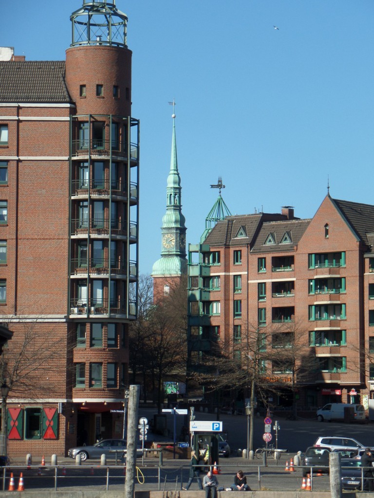 Hamburg am 11.3.2014: Fischmarkt mit der Altonaer St. Trinitatis-Kirche im Hintergrund von einem Fhrschiff auf der Elbe gesehen