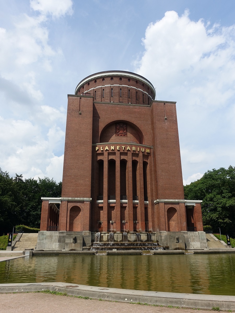 Hamburg am 12.7.2021:Planetarium (ehemaliger Wasserturm) im Stadtpark /