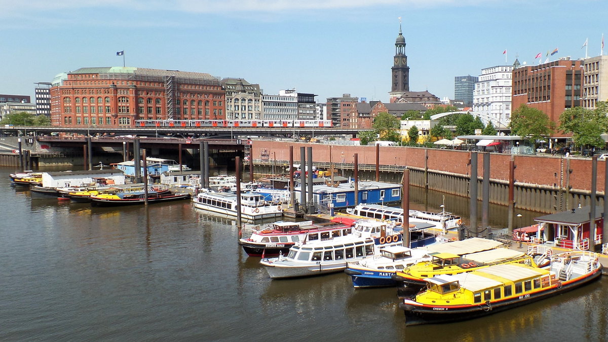 Hamburg am 13.7.2018: Blick ber den Binnenhafen zum U-Bahn-Viadukt der Linie U3 mit den dahinterliegenden Kontorhusern  an der Strae „Steinhft“ , das rote Gebude ist das Slomannhaus 